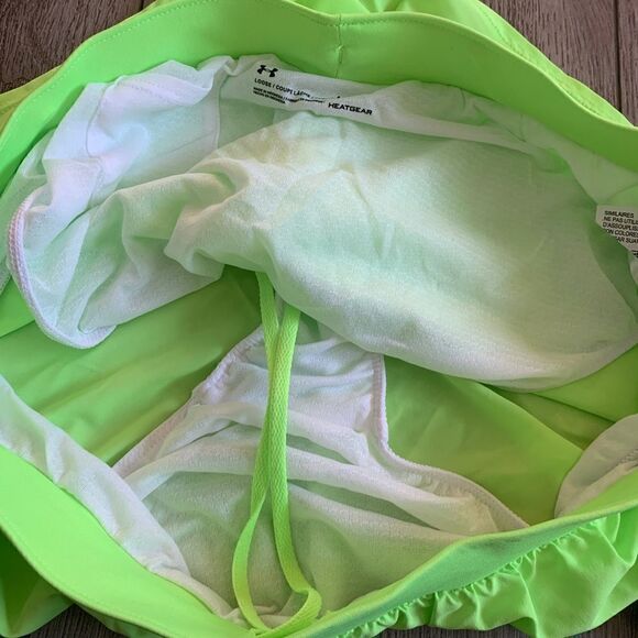 Under Armour woman’s loose fit shorts with underwear lining - Picture 3 of 3